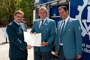 Gemeinsam mit Peter Döth freuen sich LB Dr. Fritz-Helge Voß und OB Marcus Sperber über den höchsten Orden im THW.